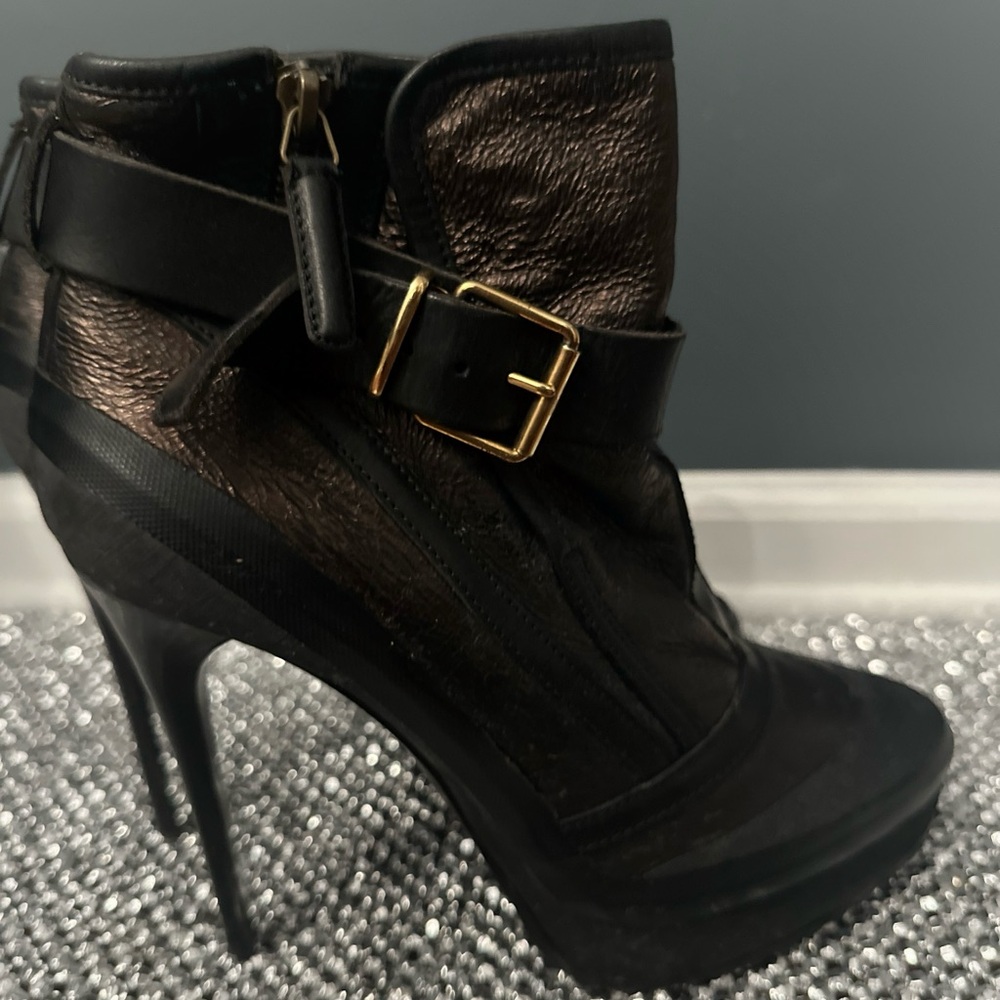 Burberry Prorsum Shearling Leather 5 inch heel Booties Size 41. GORGEOUS!